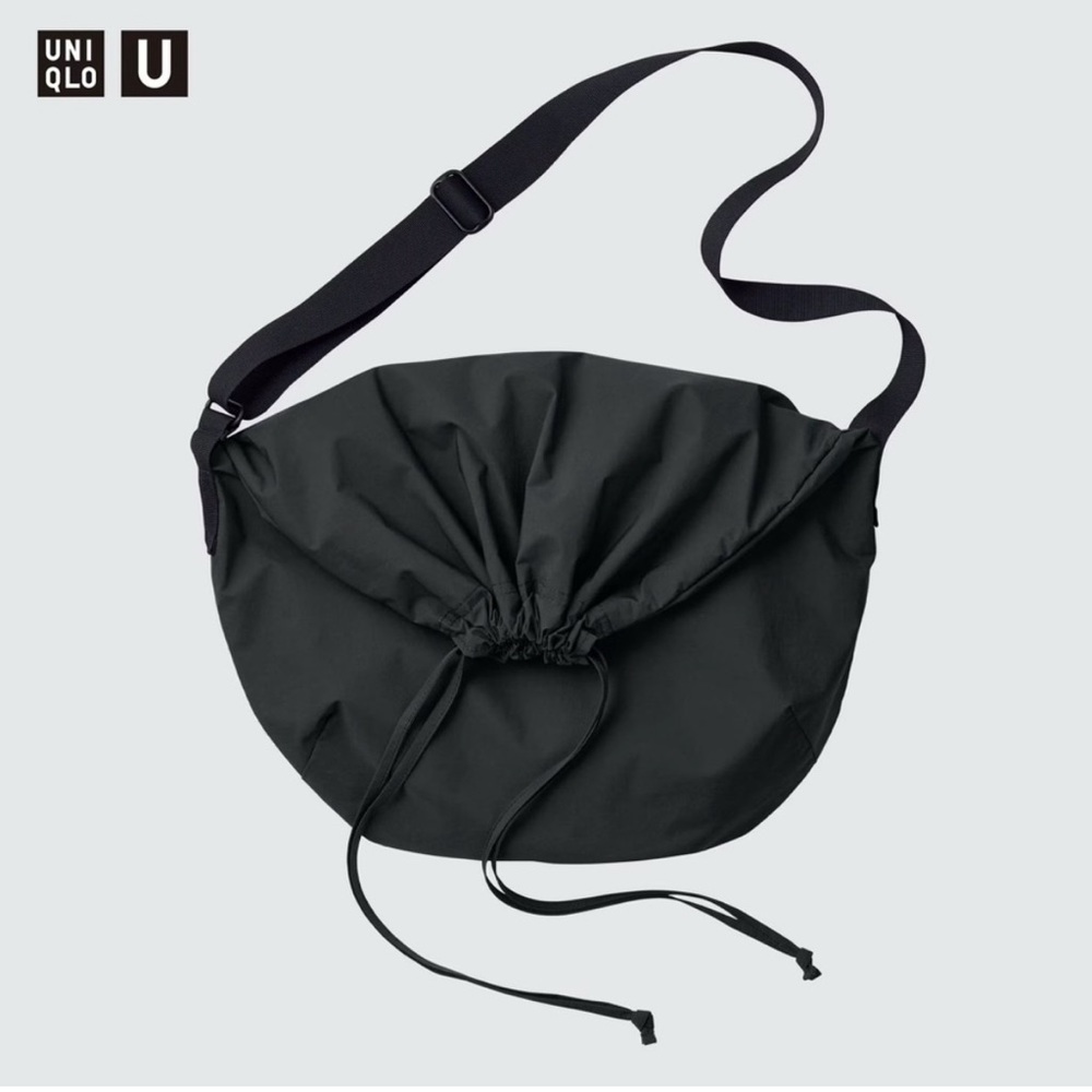 Uniqlo Drawstring Shoulder Bag in Black